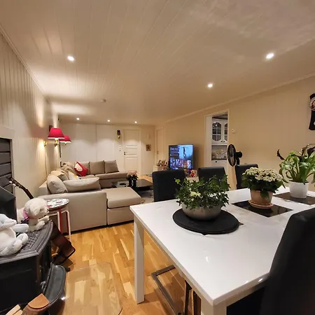 Spacious & Modern In With Free Parking