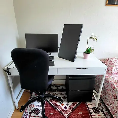 Spacious & Modern In With Free Parking *