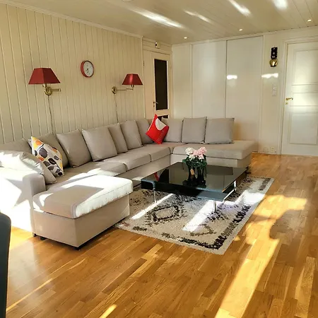 Spacious & Modern In With Free Parking Apartment *