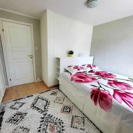 Spacious & Modern In With Free Parking Apartment