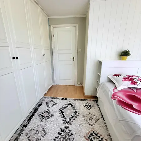 Spacious & Modern In With Free Parking Apartment