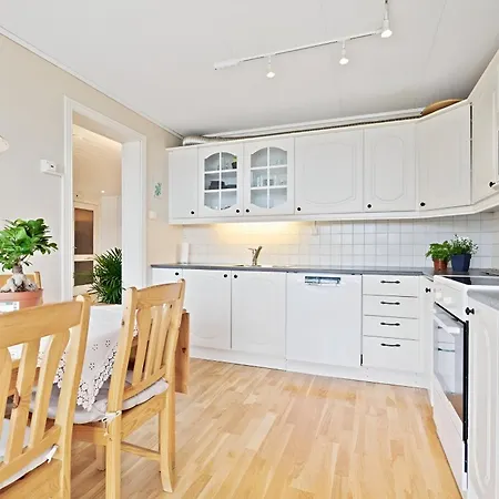 Spacious & Modern In With Free Parking Apartment