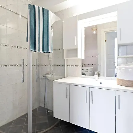 Spacious & Modern In With Free Parking