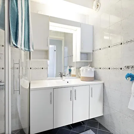 Apartment Spacious & Modern In With Free Parking *