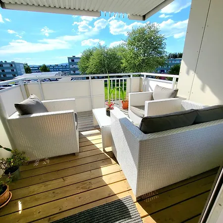Spacious & Modern In With Free Parking Apartment *