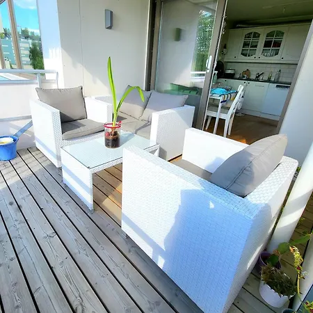 Spacious & Modern In With Free Parking Apartment