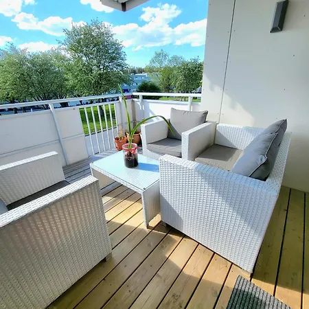 Spacious & Modern In With Free Parking *